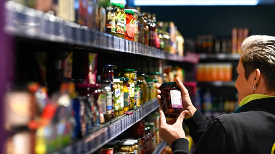 德国沃利茨 “恩索阿姨” 商店的店长雅尼娜・克拉夫特正在整理货架上的商品。