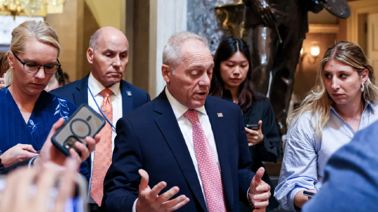 在美国华盛顿特区的美国国会大厦雕像大厅，路易斯安那州共和党众议员史蒂夫・斯卡利斯（中）向媒体成员发表讲话。