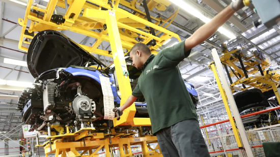 在英国索利哈尔的汽车制造厂，一辆路虎揽胜运动版 SUV 正在生产线上。