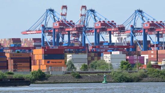 2025 年 6 月 3 日，德国北部汉堡港的布尔夏迪 kai 集装箱码头，货运集装箱等待被起重机装载到集装箱船上。