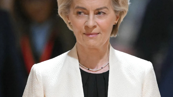 2025 年 3 月 6 日，欧盟委员会主席乌尔苏拉・冯德莱恩抵达布鲁塞尔欧盟总部，出席特别欧洲理事会会议，会议讨论对乌克兰的持续支持和欧洲防务问题。由于特朗普政府颠覆传统联盟并撤回对乌克兰的战时支持，欧盟各国领导人在布鲁塞尔举行紧急会谈。此次峰会是自 2 月美国和乌克兰总统举行爆炸性会谈以来，所有 27 个欧盟成员国领导人首次齐聚一堂。