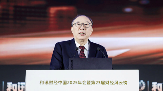 图：国家创新与发展战略研究会学术委员会常务副主席黄奇帆