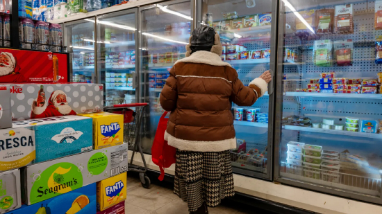 2025 年 12 月 12 日，美国纽约市布鲁克林区，民众在一家超市采购商品。11 月美国消费者信心指数跌至 4 月以来新低，美国民众对就业、生活成本及整体经济的担忧日益加剧；当前通胀率维持在 3%，仍高于美联储设定的 2% 目标值。