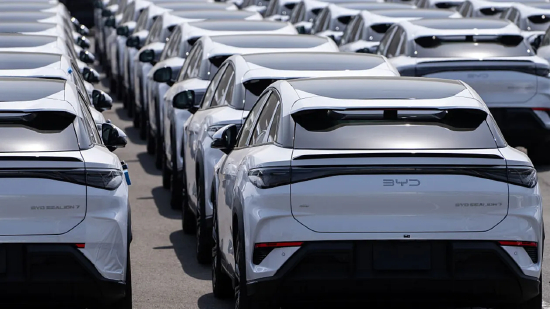 2025 年 3 月 27 日，日本横滨，一批进口比亚迪车辆停靠在港口。