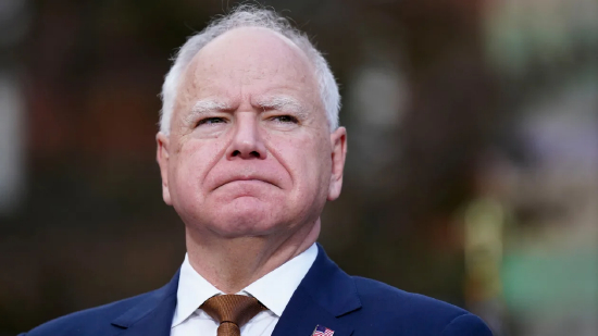 2024 年 11 月 6 日，周三，美国华盛顿特区霍华德大学，明尼苏达州州长、民主党副总统候选人蒂姆・瓦尔兹正在聆听美国副总统卡玛拉・哈里斯发表讲话