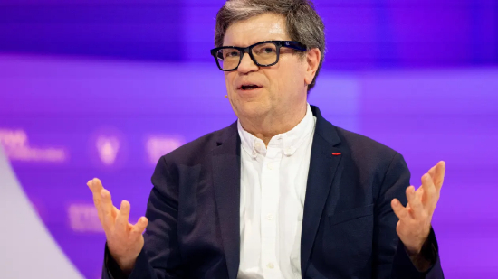 2024 年 5 月 22 日，周三，法国巴黎 “科技万岁”（VivaTech）展会现场，元宇宙平台公司（Meta）首席人工智能科学家杨立昆出席活动。这场一年一度的科技创新盛会持续至 5 月 25 日。