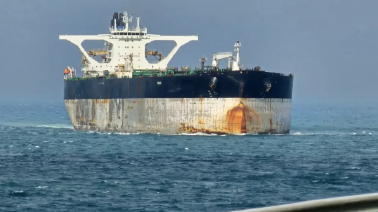 悬挂俄罗斯国旗的 “马里涅拉” 号油轮（前受制裁船只 “贝拉一号”）实拍图