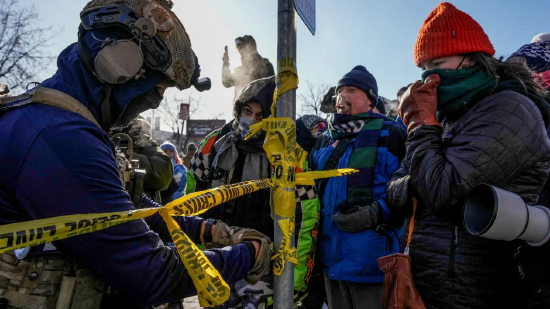 一名联邦探员正在封锁枪击事件相关区域。&nbsp;