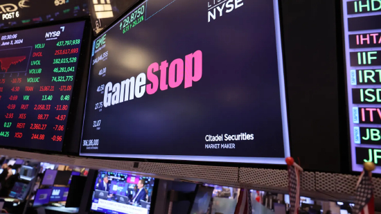 2024 年 6 月 3 日，纽约证券交易所午后交易时段，游戏驿站的公司标识醒目展示在交易大厅内。