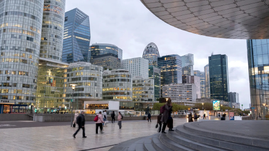 2025 年 10 月 9 日，法国巴黎拉德芳斯商务区，城市工作者穿梭其间。法国总统埃马纽埃尔・马克龙彼时表示，将在周五晚间任命新任总理，暂时避免了提前举行大选 —— 此举原本可能加剧法国的政治动荡。