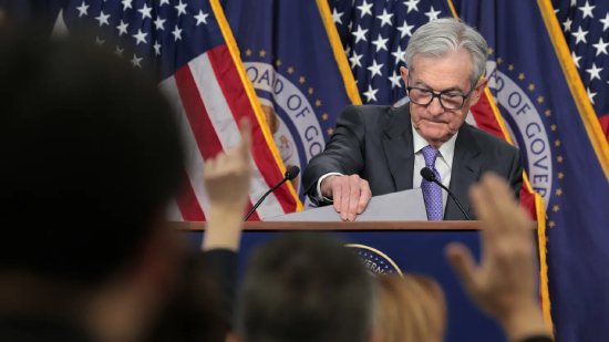 2025 年 12 月 10 日，美国华盛顿哥伦比亚特区，美联储主席杰罗姆・鲍威尔在联邦公开市场委员会会议结束后的新闻发布会上回答记者提问。美联储此次宣布将基准利率下调 25 个基点，至 3.5%—3.75% 的区间，这也是美联储本年度的第三次降息。