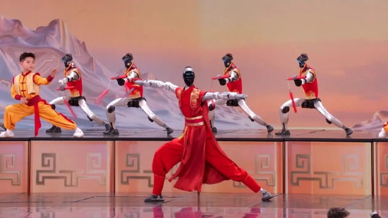 2026 年 2 月 16 日，在中央广播电视总台 2026 年春节联欢晚会上，数十台人形机器人与青年功夫演员联袂献上了震撼的武术表演。