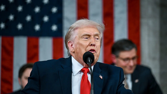 2026 年 2 月 24 日，美国总统唐纳德・特朗普在国会大厦众议院会议厅举行的国会联席会议上发表国情咨文演讲。特朗普发表演讲的几天前，最高法院否决了本届政府的关祱战略，而此时美国正于波斯湾地区增兵，对伊朗构成威胁。