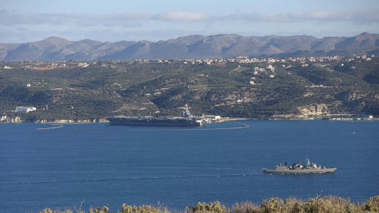 2026 年 2 月 24 日，“杰拉尔德・R・福特” 号航空母舰停靠在希腊克里特岛的苏达湾。