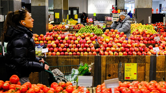 2026 年 1 月 22 日，顾客在纽约一家超市选购水果。