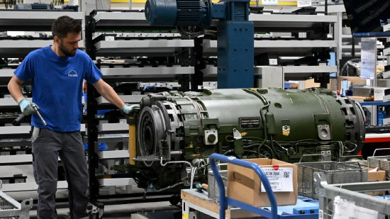 2023 年 5 月 8 日，德国南部奥格斯堡，伦克公司装配车间内，员工约纳斯・波佩尔正在调试坦克变速箱。伦克集团是全球领先的高效传动与控制技术供应商，为车辆、船舶及机械开发高功率、大扭矩驱动系统，客户覆盖防务、能源及工业领域。