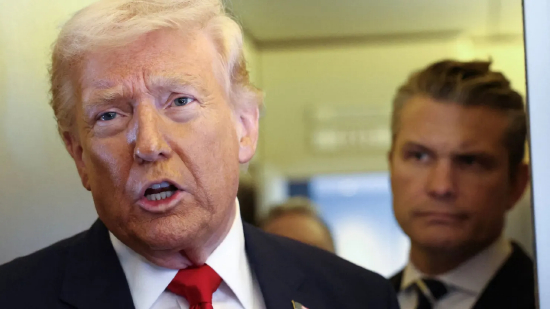 2026 年 3 月 7 日，美国总统唐纳德・特朗普在 “空军一号” 专机上，从特拉华州多佛飞往佛罗里达州迈阿密途中对记者发表讲话，国防部长皮特・赫格塞斯站在其身后。