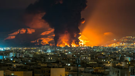3 月 7 日，德黑兰一处油库遭空袭。