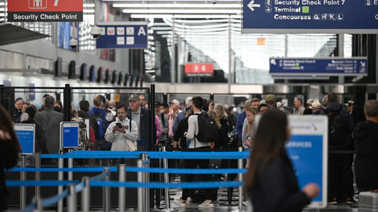 2026 年 3 月 9 日，美国伊利诺伊州芝加哥，部分政府部门停摆已持续数周，旅客在芝加哥奥黑尔机场的运输安全管理局安检口排长队等候。