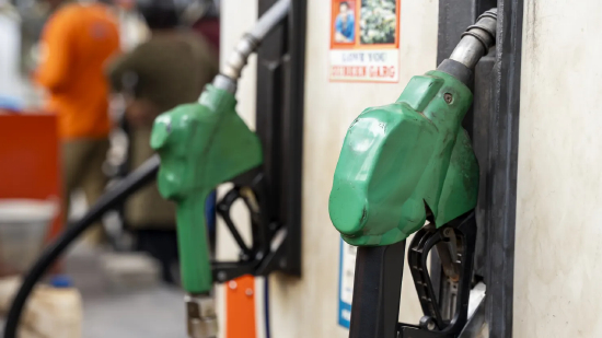 2026 年 3 月 11 日，印度古瓦哈提，加油站的加油枪悬挂着。美国总统特朗普就伊朗冲突发表言论后，油价从近期高点回落至每桶约 90 美元。交易员密切关注不断演变的地缘政治局势，市场仍不稳定。