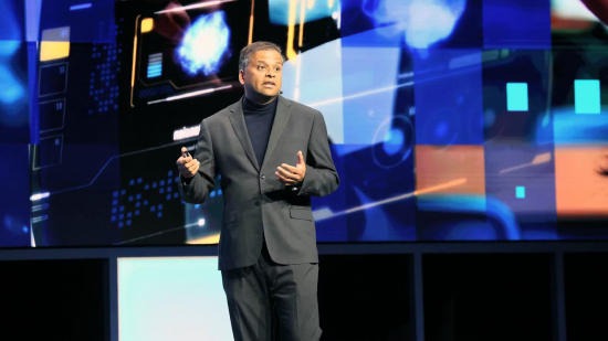 OpenAI 的萨钦・卡蒂（Sachin Katti）在巴塞罗那 2025 世界移动通信大会上发言。