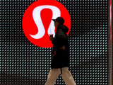 受代理权之争与关税拖累，Lululemon 发布疲软业绩指引