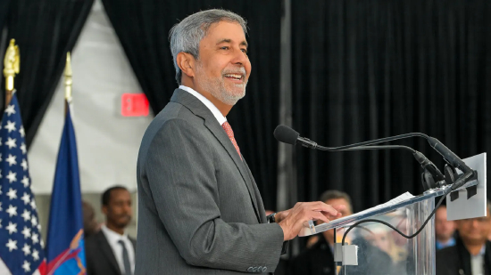 2026 年 1 月 16 日，美国纽约州克莱市，美光科技新任半导体制造厂奠基仪式上，美光科技总裁兼首席执行官桑杰・梅赫罗特拉。纽约州为美光提供高达 55 亿美元税收优惠，以支持其创造 9000 个直接就业岗位及超 4 万个相关产业链就业岗位。