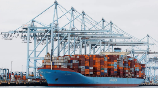 2026 年 3 月 10 日，美国加州长滩港，集装箱堆积在停靠于洛杉矶港的马士基货轮上。