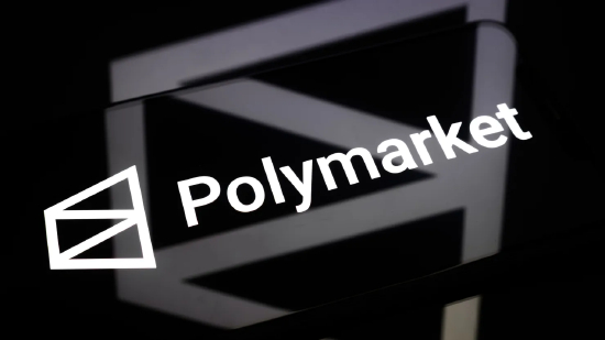 2026 年 3 月 9 日，法国克雷泰伊，Polymarket 预测平台的标志显示在一部智能手机上。当时正值因伊朗军事打击相关押注引发的大规模内幕交易丑闻期间。