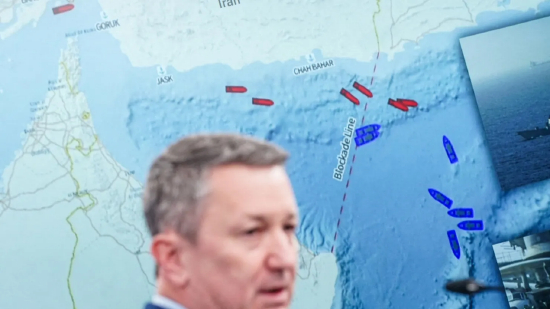 2026 年 4 月 16 日，美国华盛顿五角大楼，美军参谋长联席会议主席丹・凯恩将军在伊朗战事简报会上发言，背景地图显示霍尔木兹海峡封锁线。