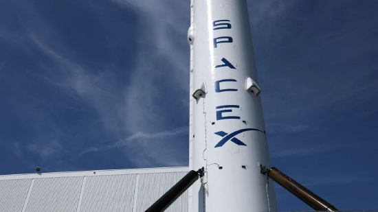 2026 年 3 月 26 日，美国加利福尼亚州霍桑市，SpaceX 猎鹰 9 号火箭陈列在公司设施外。