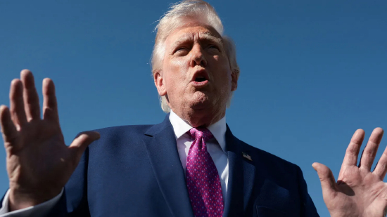 2026 年 4 月 10 日，美国马里兰州安德鲁斯联合基地，特朗普登机前接受媒体采访