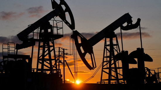 2023 年 6 月 4 日，俄罗斯鞑靼斯坦共和国阿尔梅季耶夫斯克郊外的石油抽油机。