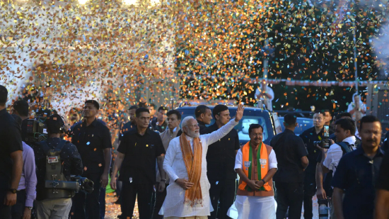 2026 年 5 月 4 日，印度新德里，印度人民党（BJP）领袖、总理莫迪抵达党总部发表胜选演讲。该党在西孟加拉邦与阿萨姆邦邦议会选举中获胜。