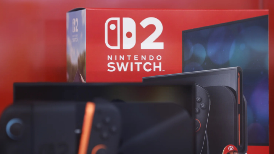 2025 年 6 月 5 日，日本东京 bic camera 电器店内陈列任天堂 Switch 2 游戏主机。从东京到曼哈顿，任天堂粉丝排队数小时抢购首发机型，成为自当年 iPhone 问世以来全球最受瞩目的消费电子新品首发之一。