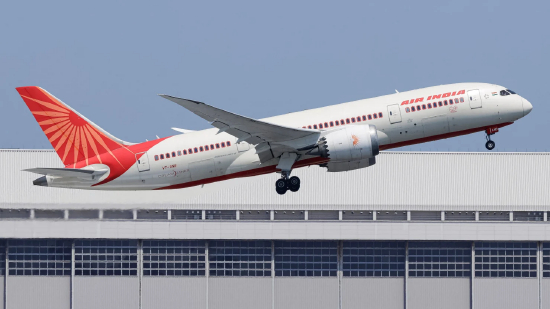 2025 年 4 月 27 日，注册号为 VT-ANB 的印度航空波音 787 梦想客机飞越日本东京上空。