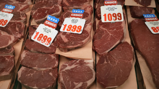 2026 年 5 月 14 日，加利福尼亚州伯班克市一家生鲜市场内摆放着各类牛肉食材。