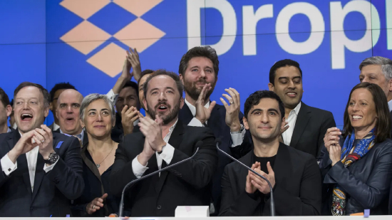 2018 年 3 月 23 日，纽约纳斯达克交易所，Dropbox 首席执行官德鲁・休斯顿与联合创始人阿拉什・费尔多西一同敲响上市钟声。该公司上市首日开盘价为每股 29 美元。