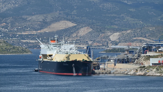 2026 年 3 月 28 日，LNG 运输船在希腊雅典附近雷维苏萨码头卸载来自美国萨宾帕斯液化天然气基地的货源；伊朗扰动全球气源后，美对欧 LNG 出货量大幅攀升