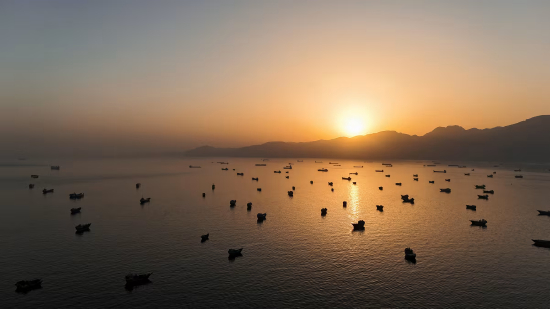 2026 年 6 月 3 日，阿曼穆桑代姆地区眺望霍尔木兹海峡，多艘船舶锚泊海面。