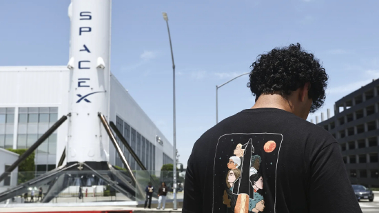 2026 年 6 月 3 日，加利福尼亚州霍桑市SpaceX厂区外的 SpaceX 标识。SpaceX 即将登陆纳斯达克上市，股票代码 SPCX。
