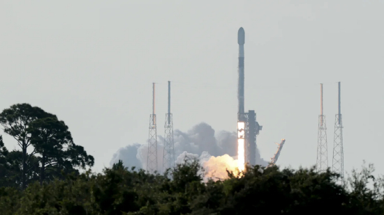 佛罗里达州卡纳维拉尔角太空军基地，2026 年 6 月 12 日，SpaceX 猎鹰 9 号火箭从 40 号航天发射工位升空。当日 SpaceX 正式登陆纳斯达克，发行价每股 135 美元，创下史上规模最大 IPO 纪录。