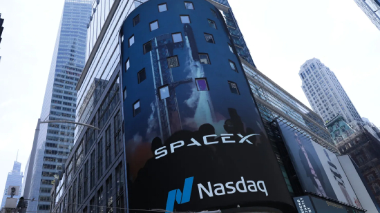 2026 年 6 月 12 日 SpaceX 于纳斯达克交易所上市，纳斯达克大楼外展示着该公司宣传画面