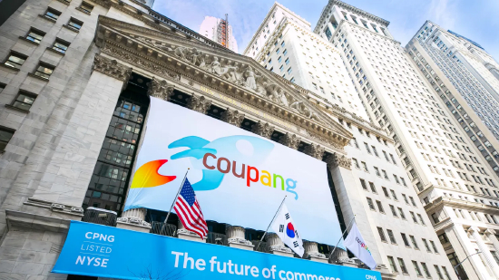 2021 年 3 月 11 日，Coupang 于纽交所上市当日，交易所外悬挂着该公司横幅|纽约证券交易所