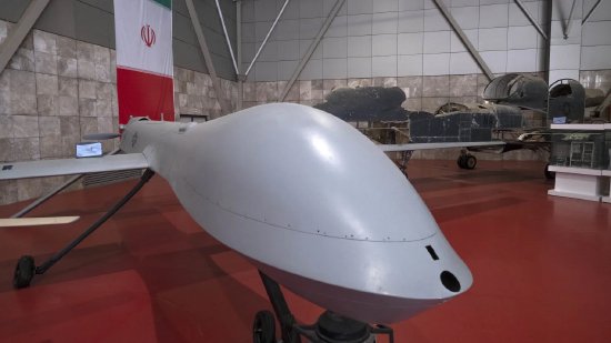 2023 年 10 月 11 日，德黑兰西部的伊朗革命卫队国家航空航天博物馆内，陈列着 2019 年 6 月革命卫队在霍尔木兹海峡击落的美军 “全球鹰” 无人机（右侧）以及 MQ‑1 “捕食者” 无人机。