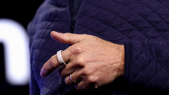 Oura 公司首席执行官汤姆・黑尔佩戴 Oura 智能指环。