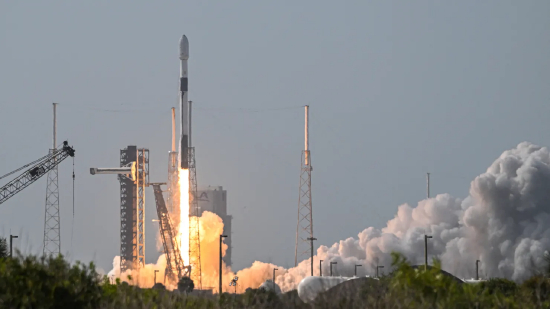 2026 年 7 月 21 日，佛罗里达州卡纳维拉尔角太空军基地 40 号发射工位，SpaceX 猎鹰 9 号火箭发射，运载诺斯罗普・格鲁曼公司的任务机器人飞行器（MRV）与任务拓展舱（MEP）。