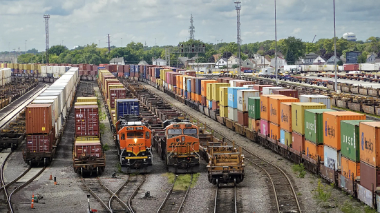 2026 年 9 月 17 日，伊利诺伊州西塞罗市，BNSF 多式联运场站，货物在铁路与货运卡车之间转运。