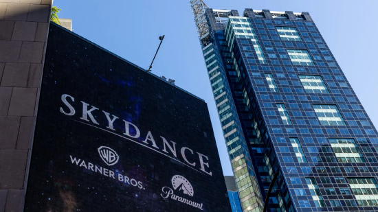 2026 年 10 月 6 日，纽约时代广场，派拉蒙环球总部大楼外的 Skydance 广告牌。