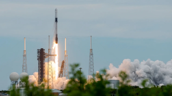 2026 年 10 月 1 日，佛罗里达州卡纳维拉尔角太空军基地 40 号航天发射台，SpaceX 猎鹰 9 号火箭搭载 NASA 第 13 组载人机组的龙飞船点火升空。